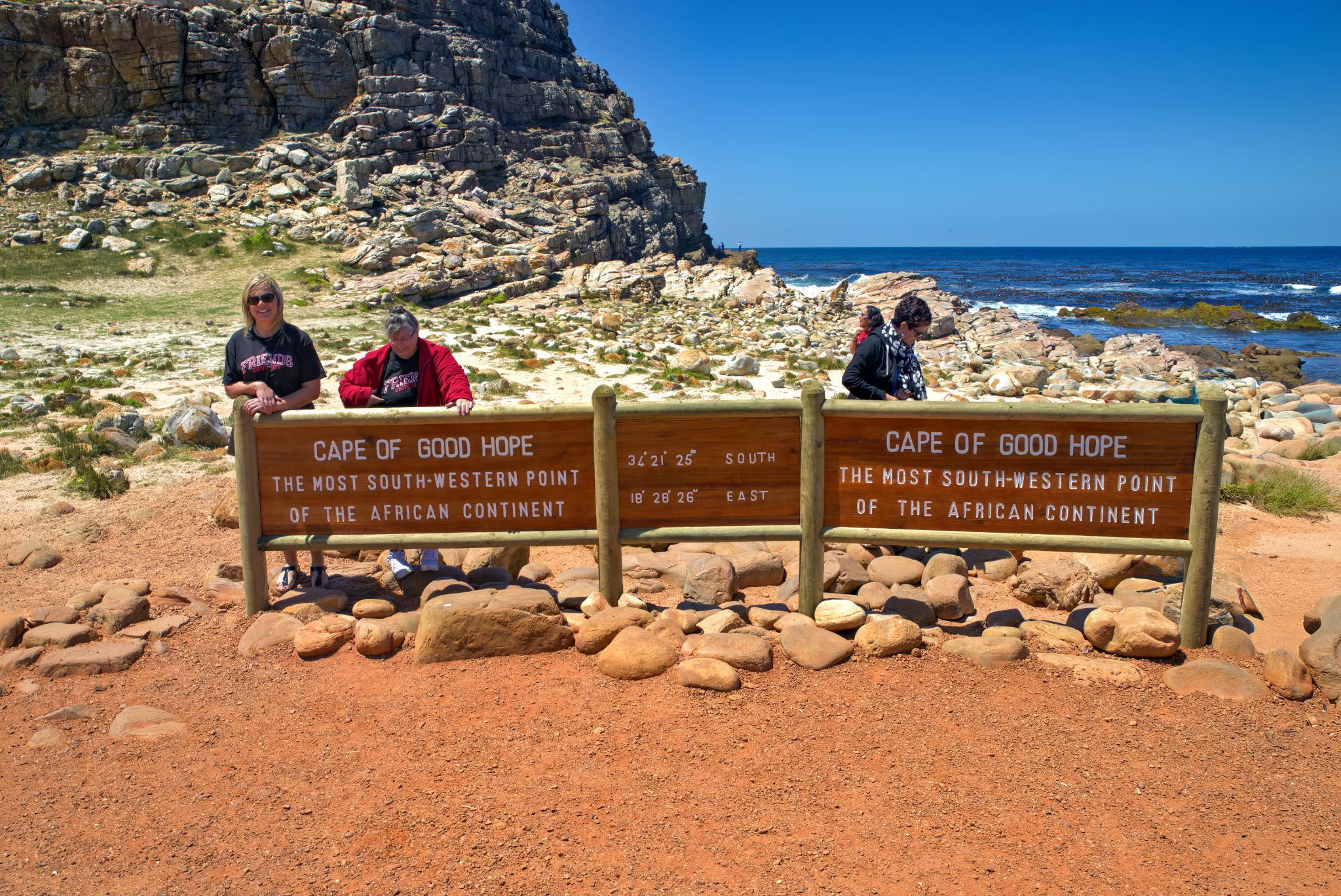 Das Kap der Guten Hoffnung ist der südwestlichste Punkt Afrikas. Der Atlantik und der Indische Ozean treffen hier nicht aufeinander, sondern erst am 150 km südöstlich gelegenen Kap Agulhas.